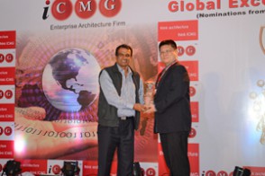 IHiS IT architect Mr Joseph Ho, receiving the award in Bangalore on behalf of IHiS and JurongHealth.